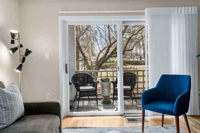 25 Holly Ln 1D, Brookline, MA 02467