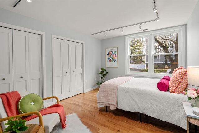 25 Holly Ln 1D, Brookline, MA 02467