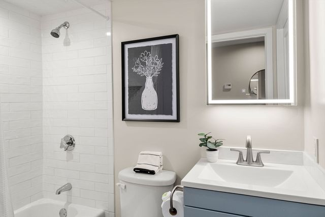 25 Holly Ln 1D, Brookline, MA 02467