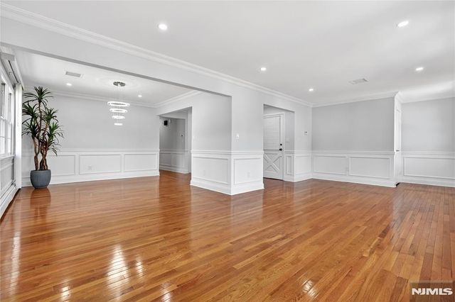 28 1st Street, Wallington, NJ 07057