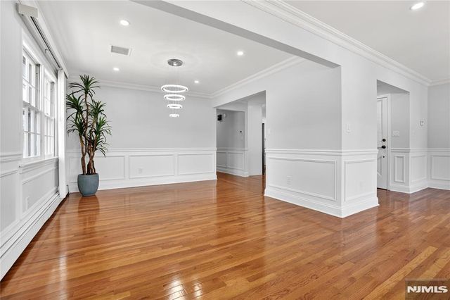 28 1st Street, Wallington, NJ 07057
