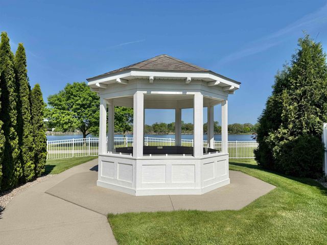 609 Breaker Cove Drive, Bay City, MI 48708