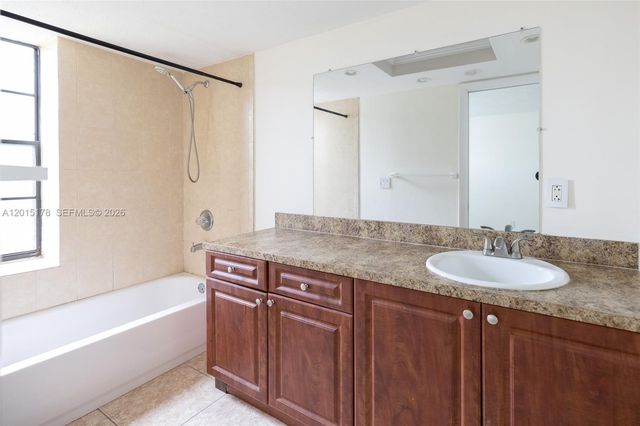 9235 SW 8th St 403, Boca Raton, FL 33428