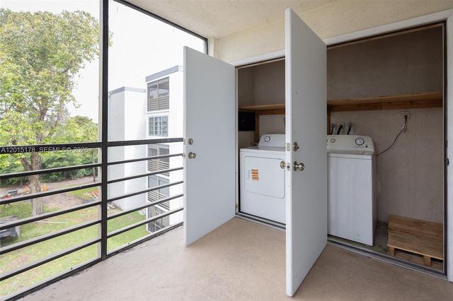 9235 SW 8th St 403, Boca Raton, FL 33428