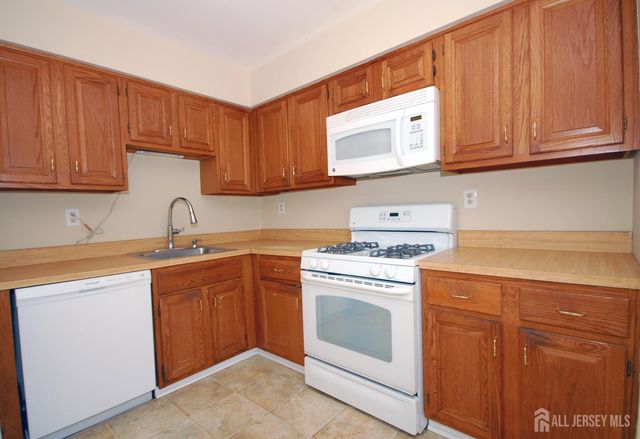 21 Rosewood Court, Sayreville, NJ 08872