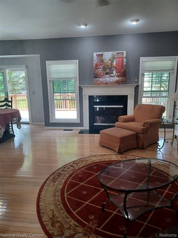 15752 Hunters Grove, Livonia, MI 48154