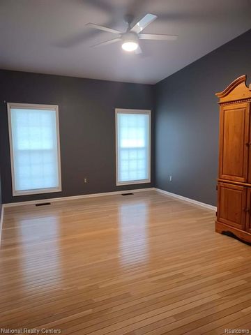 15752 Hunters Grove, Livonia, MI 48154
