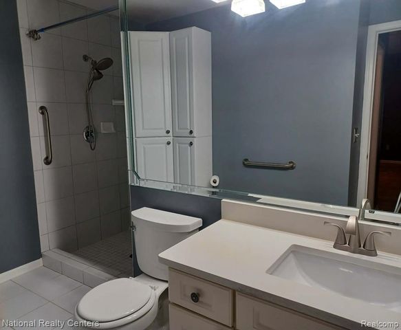 15752 Hunters Grove, Livonia, MI 48154