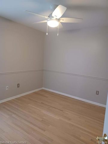 15752 Hunters Grove, Livonia, MI 48154