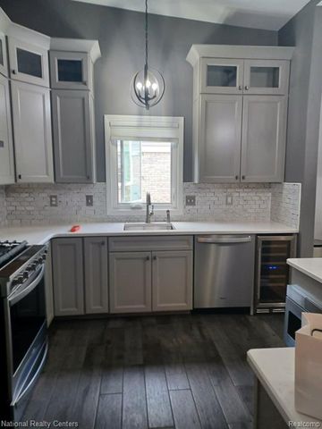 15752 Hunters Grove, Livonia, MI 48154