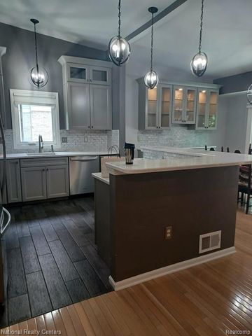 15752 Hunters Grove, Livonia, MI 48154