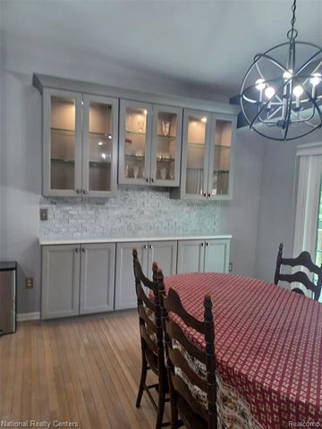 15752 Hunters Grove, Livonia, MI 48154