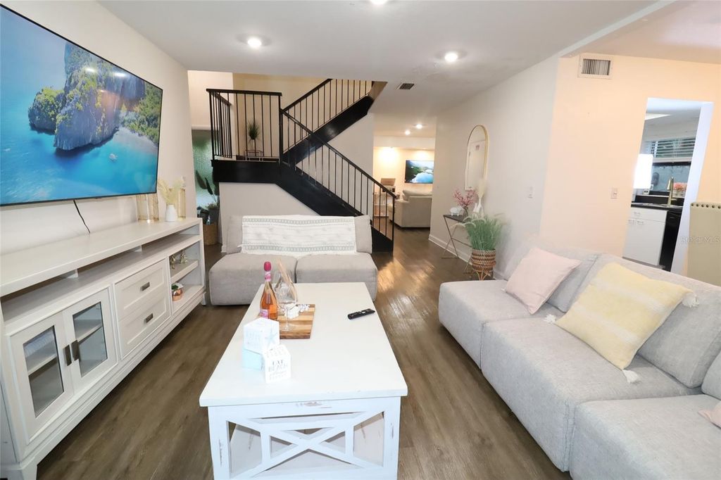 Image 8 of property listing at 15401 DEERGLEN DRIVE, Tampa, FL 33624