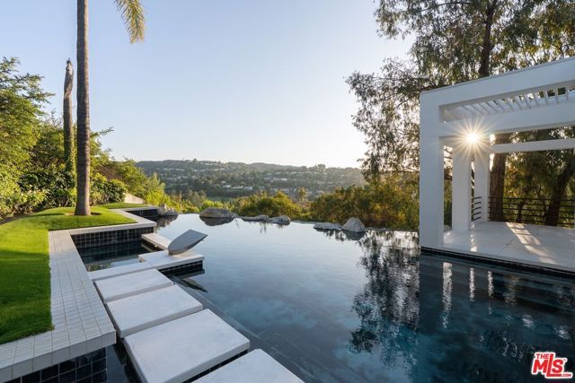 4101 Clarinda Drive, Tarzana (los Angeles), CA 91356