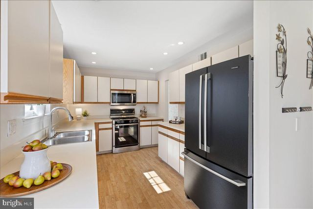 12 STONERISE DR, Lawrence, NJ 08648