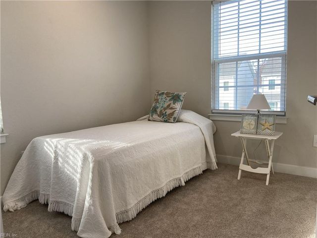 211 Goldenstar LN, Portsmouth, VA 23701