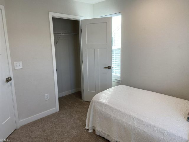 211 Goldenstar LN, Portsmouth, VA 23701