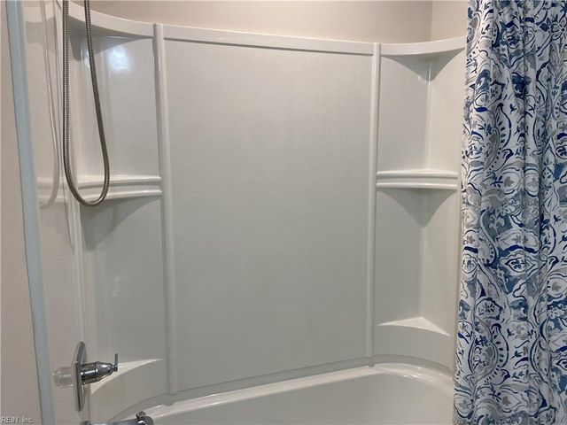 211 Goldenstar LN, Portsmouth, VA 23701