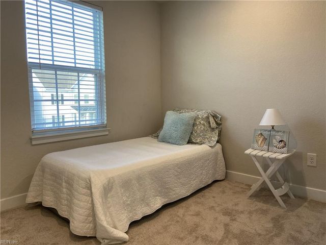 211 Goldenstar LN, Portsmouth, VA 23701