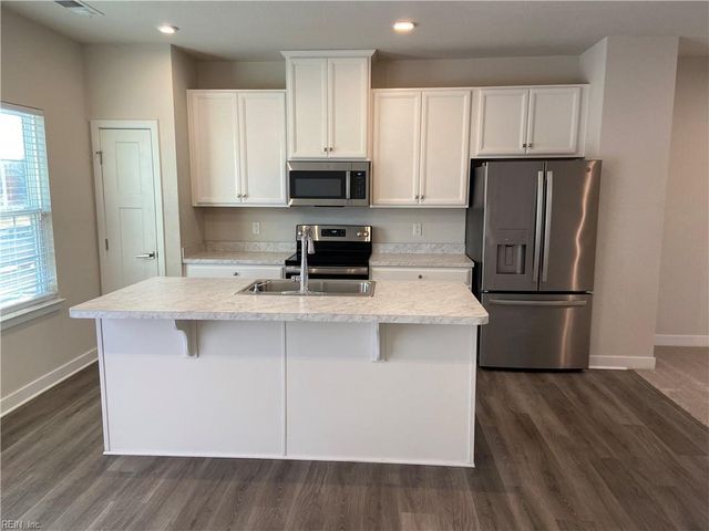 211 Goldenstar LN, Portsmouth, VA 23701