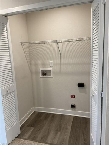 211 Goldenstar LN, Portsmouth, VA 23701