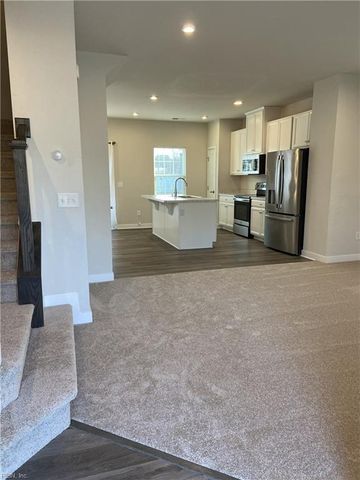 211 Goldenstar LN, Portsmouth, VA 23701