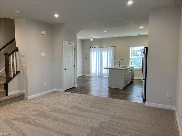 211 Goldenstar LN, Portsmouth, VA 23701