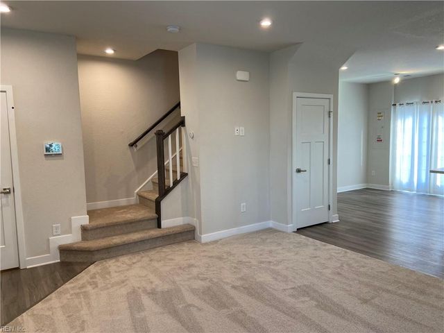 211 Goldenstar LN, Portsmouth, VA 23701