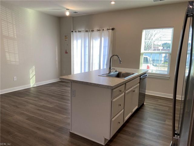 211 Goldenstar LN, Portsmouth, VA 23701