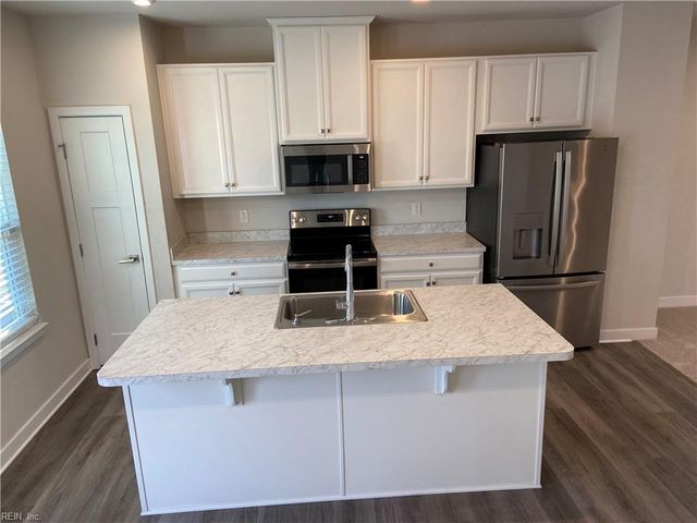 211 Goldenstar LN, Portsmouth, VA 23701