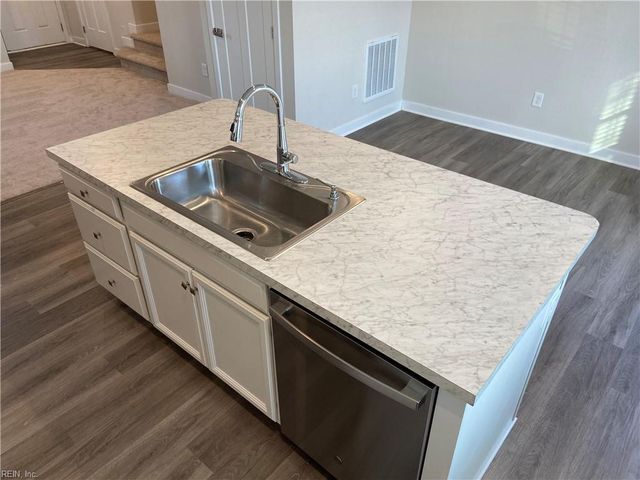 211 Goldenstar LN, Portsmouth, VA 23701