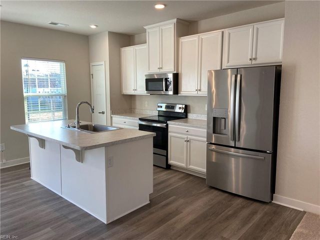 211 Goldenstar LN, Portsmouth, VA 23701