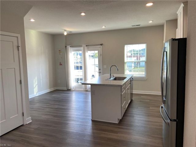 211 Goldenstar LN, Portsmouth, VA 23701