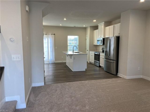 211 Goldenstar LN, Portsmouth, VA 23701