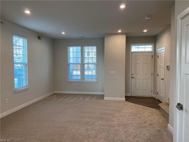 211 Goldenstar LN, Portsmouth, VA 23701