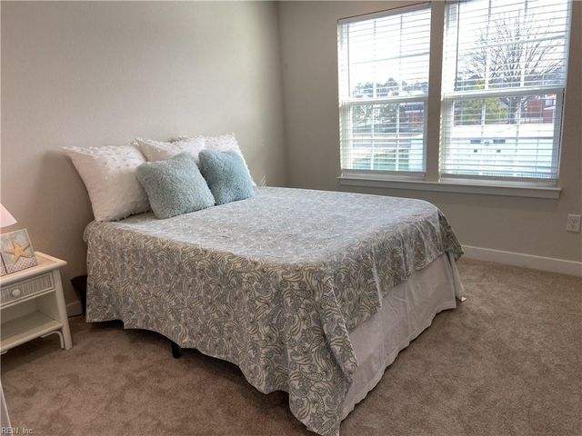 211 Goldenstar LN, Portsmouth, VA 23701