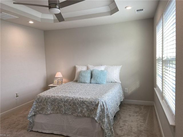 211 Goldenstar LN, Portsmouth, VA 23701