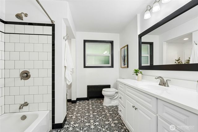 18411 40th Place NE, Lake Forest Park, WA 98155
