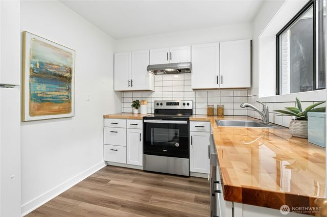 18411 40th Place NE, Lake Forest Park, WA 98155