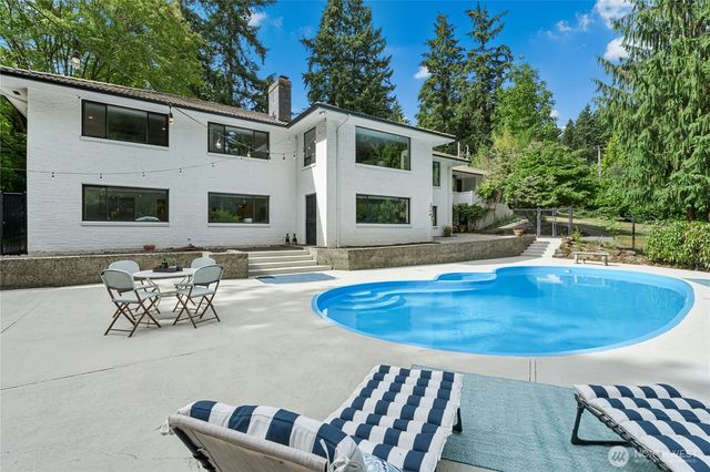 18411 40th Place NE, Lake Forest Park, WA 98155