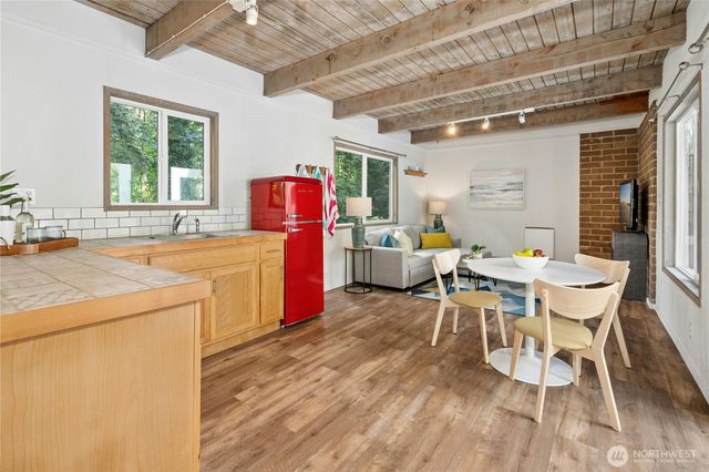 18411 40th Place NE, Lake Forest Park, WA 98155