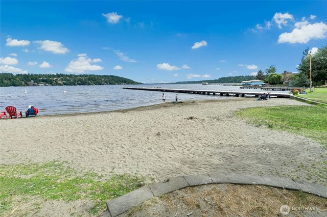 18411 40th Place NE, Lake Forest Park, WA 98155