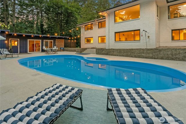 18411 40th Place NE, Lake Forest Park, WA 98155
