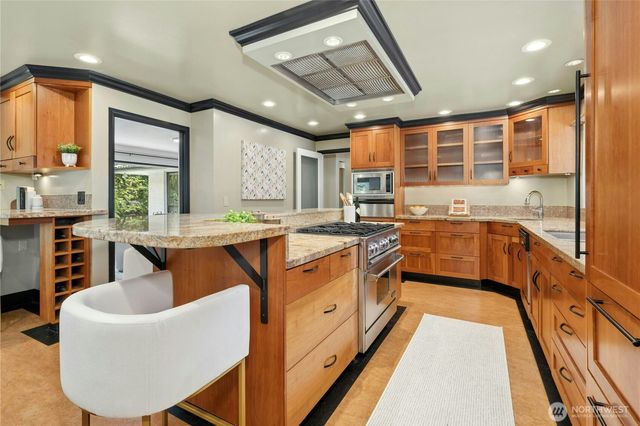 18411 40th Place NE, Lake Forest Park, WA 98155