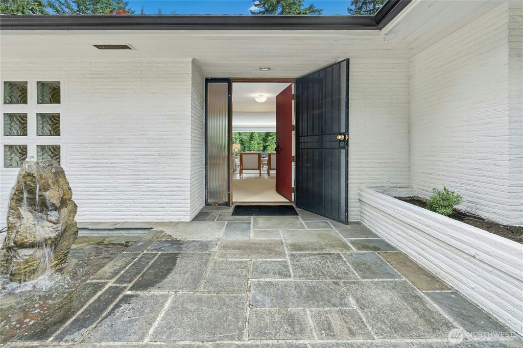 18411 40th Place NE, Lake Forest Park, WA 98155