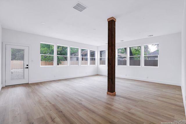 323 E LAMBERT ST, San Antonio, TX 78204