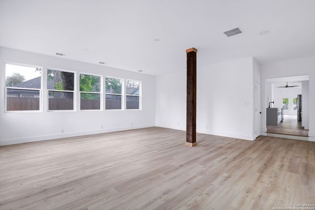 323 E LAMBERT ST, San Antonio, TX 78204