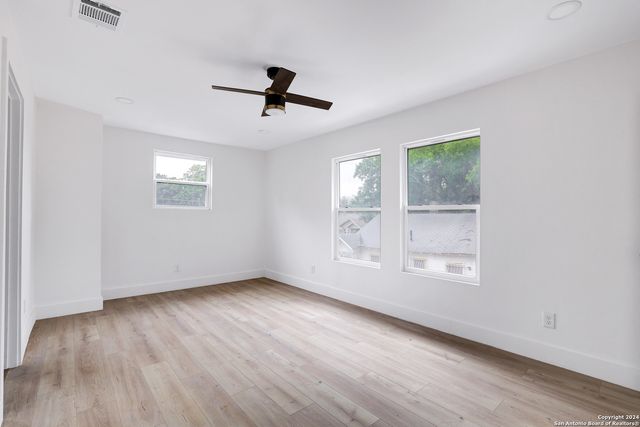 323 E LAMBERT ST, San Antonio, TX 78204