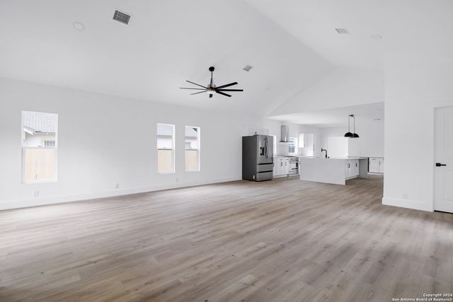 323 E LAMBERT ST, San Antonio, TX 78204