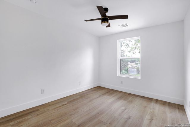 323 E LAMBERT ST, San Antonio, TX 78204